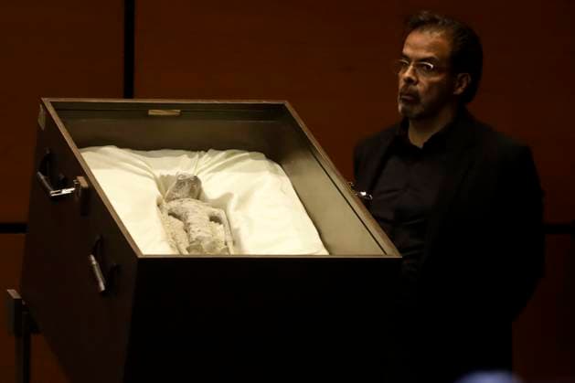 News Bilder des Tages Jaime Maussan presents public hearing on UFOs in the Chamber of Deputies of Mexico September 12, 2023, Mexico City, Mexico: A specimen known as the Nazca Mummy is displayed at the Mexico Public Hearing on Unidentified Anomalous Phenomena in the Chamber of Deputies in Mexico City. on September 12, 2023 in Mexico City, Mexico, Credit:Luis Barron Eyepix Group Avalon Mexico, Mexico City, Mexico City  Copyright: xLuisxBarronx xEyepixxGroupx xAvalonx 0804897774