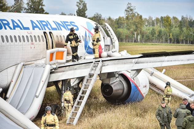 Bilder des Jahres 2023, News 09 September News Themen der Woche KW37 Russia Aircraft Emergency Landing 8516171 12.09.2023 Rescuers works near the Ural Airlines Airbus A320 aircraft that made an emergency landing in a field near the village of Ubinskoye in Novosibirsk region, Russia. A passenger plane with 170 people on board en route from the Russian resort city of Sochi to Siberian city of Omsk landed in a field due to the failure of the hydraulic system about 200 kilometers (about 125 miles) west of Novosibirsk. The regional health department said at least five people were injured in the incident, but none of the children on board the plane received injuries. Vladimir Nikolaev Sputnik Novosibirsk Region Russia  Copyright: xVladimirxNikolaevx