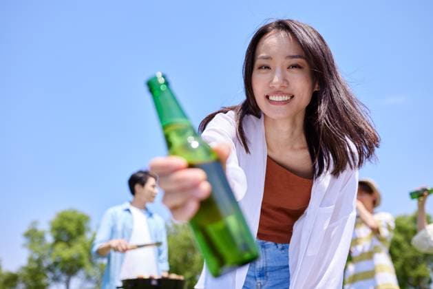Creative Highlights Symbolfotos Japanese woman drinking beer AFLO219185125  , 219185125.jpg, ,model released, Symbolfoto
