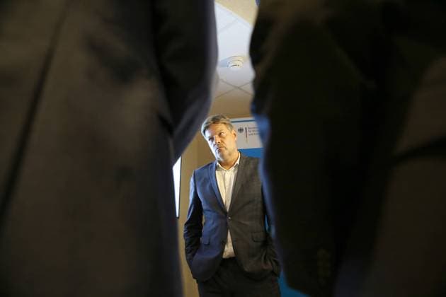 News Bilder des Tages Blick am Mittwoch (23.09.2023) in der Hanse- und Universitätsstadt Rostock auf die Veranstaltung Regionale Transformation Gestalten. Bei der neuen Veranstaltungsreihe des Bundesministeriums für Wirtschaft und Klimaschutz (BMWK) stehen die Herausforderungen der nächsten Jahre Mittelpunkt. So geht es u.a. um den Übergang hin zur Klimaneutralität und die Bewältigung der demografischen Alterung der Gesellschaft. Dazu spielen solche Aspekte wie der Fortschritt bei der ökonomischen Entwicklung und der soziale Zusammenhalt eine herausragende Rolle. Hinsichtlich dessen nehmen an Tagung hochkarätige Vertreterinnen und Vertretern aus Politik, Verwaltung, Wissenschaft, Wirtschaft, Verbänden und Gewerkschaften teil. Hier im Bild der Bundesmini