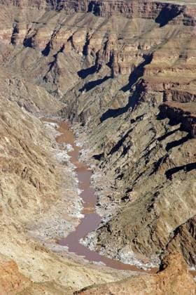 Creative Highlights World Wasser eines Baches, der durch die erodierten Felsen des Fish River Canyon fließt, Namibia, Südafrika, Afrika *** Water one Brook, the through the eroded Rocks of Fish River Canyon flows, Namibia, South Africa, Africa Copyright: imageBROKER/alimdix/xArterrax/xMaricaxvanxderxMeer ibltsm09611895.jpg