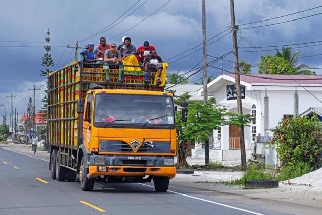  Arbeiter auf einem schwer beladenen Lastwagen im Dorf Soesdyke, Region Essequibo Islands West Demerara, Guyana, Südamerika *** Workers at a heavy loaded Trucks at Village Soesdyke, Region Essequibo Islands WEST Demerara, Guyana, South America Copyright: imageBROKER/alimdix/xArterrax/xMaricaxvanxderxMeer ibltsm09612146.jpg