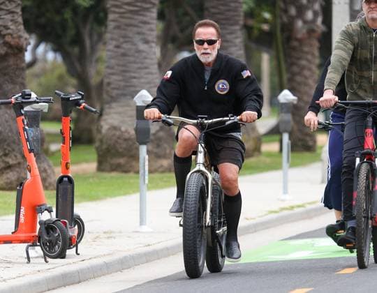 Bilder des Jahres 2023, Entertainment 09 September Entertainment Themen der Woche KW37 Arnold Schwarzenegger Seen Riding His Bike In Los Angeles. Featuring: Arnold Schwarzenegger Where: Los Angeles, California, United States When: 13 Sep 2023 Credit: BauerGriffin INSTARimages Copyright: xthecelebrityfinderx 53040404 EDITORIAL USE ONLY. NOT FOR USE BY NEWSPAPERS BASED IN THE UK.