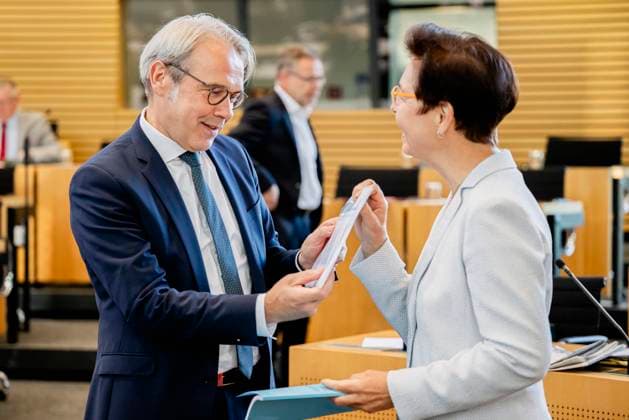117. PLENARSITZUNG IM THÜRINGER LANDTAG 14 09 2023 - Erfurt: Die 117. Plenarsitzung des Thüringer Landtags am 14. September 2023. Die Thüringer Finanzministerin Heike Taubert (SPD) zeigt dem Thüringer Minister für Inneres und Kommunales, Georg Maier (SPD), ein Chart zur Entwicklung der Landeszuweisungen an die Kommunen. _________________ *** 117 PLENARY SESSION IN THE THURINGIAN STATE PARLIAMENT 14 09 2023 Erfurt The 117 plenary session of the Thuringian State Parliament on 14 September 2023 Thuringian Finance Minister Heike Taubert SPD shows the Thuringian Minister of the Interior and Municipal Affairs, Georg Maier SPD , a chart on the development of state allocations to local authorities