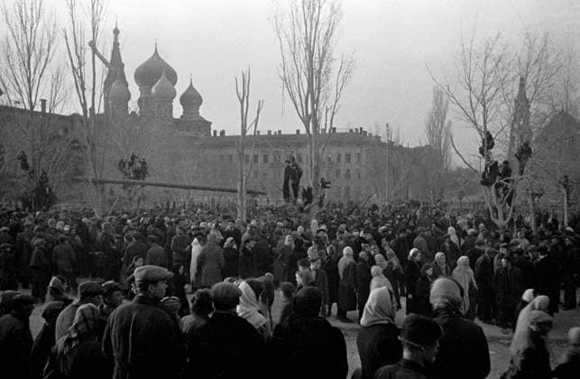 WWII ODESSITES LIBERATION RALLY 2378 23.04.1944 Odessites holding a rally on the station square in honor of Odessa s liberation from the Nazis. An Orthodox church in the background. Zelma Sputnik Odessa Ukraine  Copyright: xZelmax