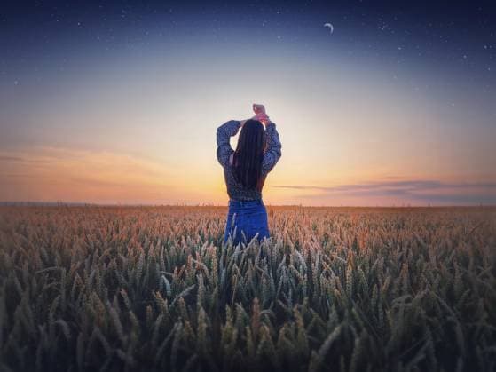 Mädchen im goldenen Weizenfeld bei Sonnenuntergang. Schöne Dämmerungslandschaft unter dem sommerlichen Sternenhimmel mit Mondsichel. Magische natürliche Szene, Freiheit Konzept *** Girls at Golden Wheat field at Sunset Beauty Twilight landscape at the summery Starry sky with Crescent moon magic natural Scene, Freedom Concept Copyright: imageBROKER PsychoShadow ibxaiu09608826.jpg ,model released, Symbolfoto ,property released