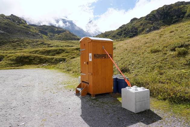 Foto Manuel Geisser 14.09.2023 Grimselpass Schweiz. Bild : Mobile Kompotoi Holztoilette *** Photo Manuel Geisser 14 09 2023 Grimselpass Switzerland picture mobile Kompotoi wooden toilet