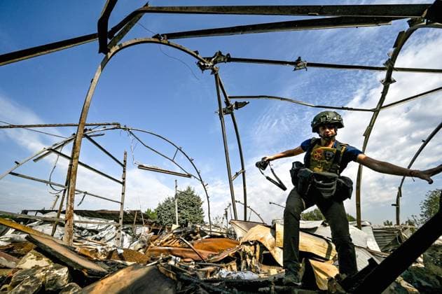 Bilder des Jahres 2023, News 09 September News Themen der Woche KW37 News Bilder des Tages ZAPORIZHZHIA REGION, UKRAINE - SEPTEMBER 14, 2023 - A journalist is seen on the premises of an agricultural enterprise destroyed in the shelling of Russian troops near Orikhiv, Zaporizhzhia Region, southeastern Ukraine. Agricultural enterprise near Orikhiv destroyed by Russians  Copyright: xDmytroxSmolienkox