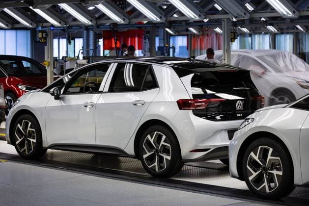 Elektrofahrzeuge VW ID3 werden in einer Montagehalle der Volkswagen Sachsen GmbH in Zwickau montiert. In dem Werk in Sachsen werden verschiedene Elektro - Autos der Konzernmarken Volkswagen, Audi und Seat produziert. Aufgrund der schwachen Nachfrage nach E-Autos sollen in nächster Zeit zahlreiche Stellen abgebaut werden. 24.05.2023 Zwickau Sachsen Deutschland *** Electric vehicles VW ID3 are assembled in an assembly hall of Volkswagen Sachsen GmbH in Zwickau The plant in Saxony produces various electric cars of the group brands Volkswagen, Audi and Seat Due to the weak demand for E cars, numerous jobs are to be cut in the near future 24 05 2023 Zwickau Saxony Germany