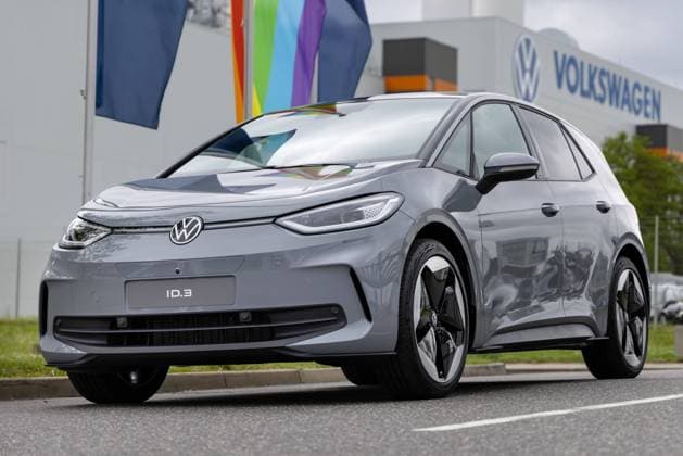 Ein Elektrofahrzeug VW ID3 fährt in der Volkswagen Sachsen GmbH in Zwickau. In dem Werk in Sachsen werden verschiedene Elektro - Autos der Konzernmarken Volkswagen, Audi und Seat produziert. Aufgrund der schwachen Nachfrage nach E-Autos sollen in nächster Zeit zahlreiche Stellen abgebaut werden. 24.05.2023 Zwickau Sachsen Deutschland *** An electric vehicle VW ID3 drives in the Volkswagen Sachsen GmbH in Zwickau In the plant in Saxony, various electric cars of the group brands Volkswagen, Audi and Seat are produced Due to the weak demand for E cars, numerous jobs are to be cut in the near future 24 05 2023 Zwickau Saxony Germany