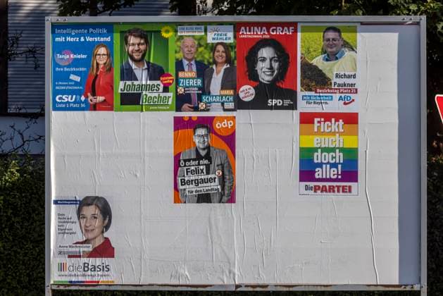 Bilder des Jahres 2023, News 09 September News Themen der Woche KW37 Landtagswahl Bayern. Plakatwand in Hallbergmoos, Plakat der Satirepartei DIE PARTEI. Motto: Fickt euch doch alle! 12.09.2023: Hallbergmoos, Bayern, Deutschland, Europa *** Bavarian state election billboard in Hallbergmoos, poster of the satirical party DIE PARTEI motto Fuck you all 12 09 2023 Hallbergmoos, Bavaria, Germany, Europe