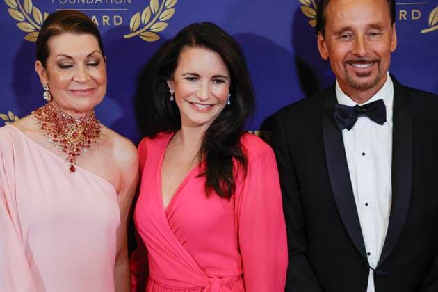 GÖTEBORG 20230914 Kristin Davis in the middle together with the founders of the organization The Perfect World Foundation Lars Jacobsson and Ragnhild Jacobsson, arrives at the Stock Exchange in Gothenburg for The Perfect World Foundation Award gala The Pe  Copyright: xAdamxIhse TTx THE PERFECT WORLD FOUNDATION AWARD TTABB0000000000214547