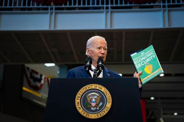 News Themen der Woche KW37 News Bilder des Tages September 14, 2023, Largo, Maryland, USA: United States President Joe Biden shows a economic plan from Republicans during an event on Bidenomics at Prince George s Community College, Largo, Maryland, US, on Thursday, Sept. 14, 2023. The economy remains a vulnerability for Biden in polls despite positive economic data in recent months, as recent data on a manufacturing boom, job gains, strong gross domestic product growth and easing inflation fail to resonate with voters Largo USA - ZUMAs152 20230914_faa_s152_098 Copyright: xAlxDragox-xPoolxviaxCNPx