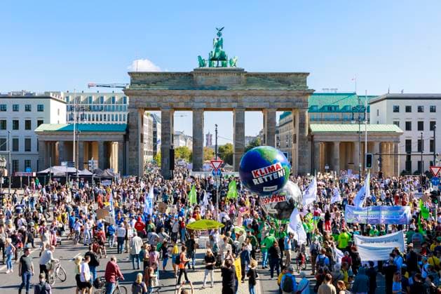 Bilder des Jahres 2023, News 09 September News Themen der Woche KW37 News Bilder des Tages 13. globalen Klimastreik 15.09.23 Deutschland, Berlin am 15. September 2023: DemonstrantInnen vor dem Brandenburger Tor mit Plakate und Banners und ein großes Ballon mit der Schruft Klima Retten! *** 13 global climate strike 15 09 23 Germany, Berlin on 15 September 2023 demonstrators in front of the Brandenburg Gate with placards and banners and a large balloon with the script Climate Save