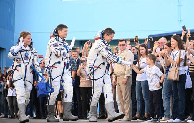 Bilder des Jahres 2023, News 09 September News Themen der Woche KW37 News Bilder des Tages Russia Space 8517814 15.09.2023 Roscosmos cosmonauts Oleg Kononenko, Nikolai Chub, and NASA astronaut Loral O Hara report on readiness for the spaceflight before boarding the Soyuz MS-24 spacecraft for their expedition to the International Space Station (ISS) at the Baikonur Cosmodrome in Kazakhstan. Alexey Filippov Sputnik Baikonur Kazakhstan  Copyright: xAlexeyxFilippovx