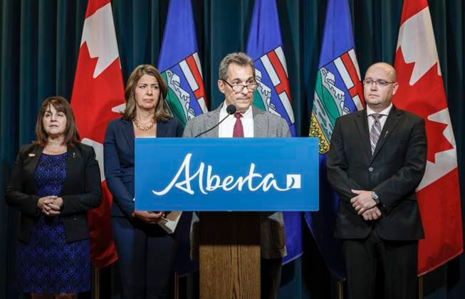 News Bilder des Tages September 15, 2023, Calgary, AB, CANADA: Dr. Mark Joffe, centre, Alberta chief medical officer of health, speaks to the media about an E-coli outbreak at several Calgary daycares, as, left to right, Adriana LaGrange, Minister of Health, Alberta Premier Danielle Smith and Searle Turton, Minister of Children and Family Services, look on in Calgary, Alta., Friday, Sept. 15, 2023. Calgary CANADA - ZUMAc35_ 20230915_zaf_c35_031 Copyright: xJeffxMcintoshx