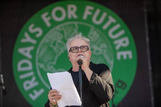 Entertainment Bilder des Tages Globaler Klimastreiktag von Fridays for Future in Hamburg 15.09.2023, EU, DEU, Deutschland, Hamburg, Hamburg: am Aufruf zum Globalen Klimastreik bzw. Demonstration von Fridays for Future in der Hamburger Innenstadt nahmen nach Veranstallter 22.000 Menschen Teil, nach Angaben der Polizei 15.000. Neben Silbermond war Herbert Grönemeyer als Gastkünstler und Gestredner auf der Bühne. EU, DEU, Germany, Hamburg, Hamburg: according to organizers, 22,000 people took part in the call for a global climate strike or demonstration by Fridays for Future in downtown Hamburg, according to police 15,000. In addition to Silbermond, Herbert Grönemeyer was on stage as a guest artist and speaker.