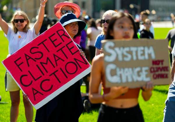 September 15, 2023, Ottawa, ON, Canada: People participate in a climate protest on Parliament Hill in Ottawa on Friday, Sept. 15, 2023. Ottawa Canada  - ZUMAc35_ 20230916_zaf_c35_010 Copyright: xSeanxKilpatrickx