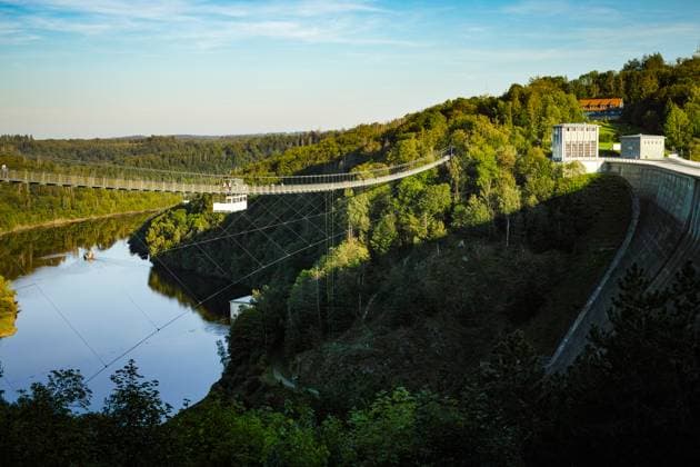 Rappbode-Talsperre mit Titan RT Fußgängerbrücke im Harz, 09.09.2023 Sachsen-Anhalt Deutschland *** Rappbode dam with titanium RT pedestrian bridge in the Harz mountains, 09 09 2023 Saxony Anhalt Germany