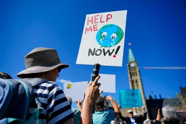 September 15, 2023, Ottawa, ON, Canada: People participate in a climate protest on Parliament Hill in Ottawa on Friday, Sept. 15, 2023. Ottawa Canada  - ZUMAc35_ 20230916_zaf_c35_015 Copyright: xSeanxKilpatrickx