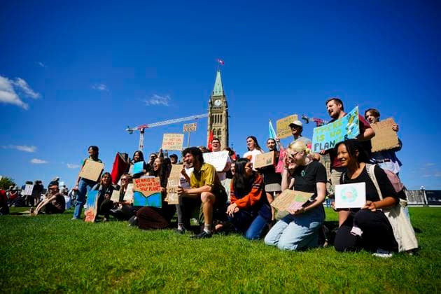September 15, 2023, Ottawa, ON, Canada: People participate in a climate protest on Parliament Hill in Ottawa on Friday, Sept. 15, 2023. Ottawa Canada  - ZUMAc35_ 20230916_zaf_c35_013 Copyright: xSeanxKilpatrickx