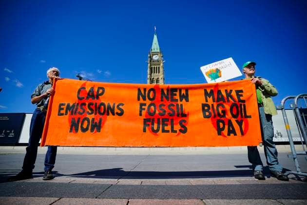 September 15, 2023, Ottawa, ON, Canada: People participate in a climate protest on Parliament Hill in Ottawa on Friday, Sept. 15, 2023. Ottawa Canada  - ZUMAc35_ 20230916_zaf_c35_014 Copyright: xSeanxKilpatrickx
