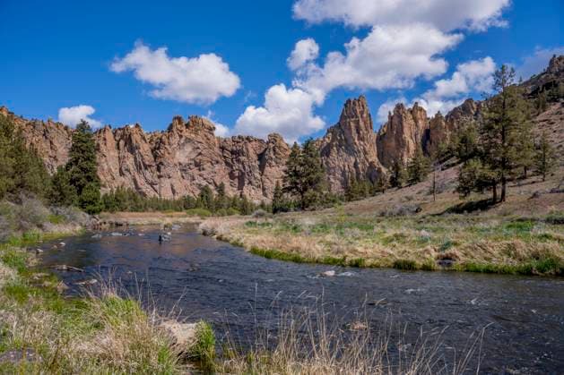 View from the Dalles Mountain Road near Lyle, Washington, USA, towards the Columbia River and Oregon. The Crooked River flowing through Smith Rock State Park, which is a state park located in central Oregon s High Desert near the communities of Redmond and Terrebonne, near Bend, Oregon, United States., Credit:Wolfgang Kaehler; Wolfgang Kaehler Avalon  Copyright: xWolfgangxKaehler;xWolfgangxKaehlerx xAvalonx 0773674487