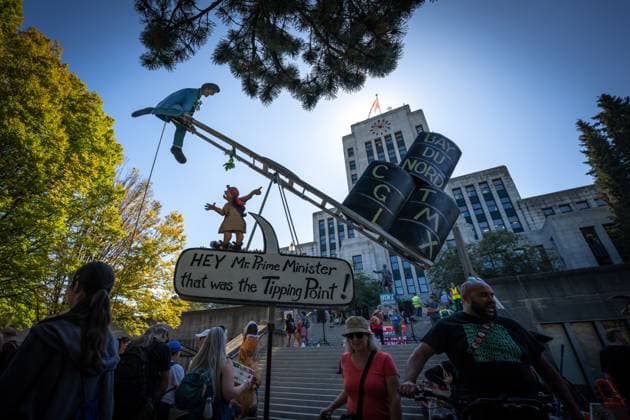 September 15, 2023, VANCOUVER, BC, CANADA: A large sign is seen at City Hall during the Global Climate Strike protest in Vancouver on Friday, September 15, 2023. VANCOUVER CANADA  - ZUMAc35_ 20230915_zaf_c35_103 Copyright: xEthanxCairnsx
