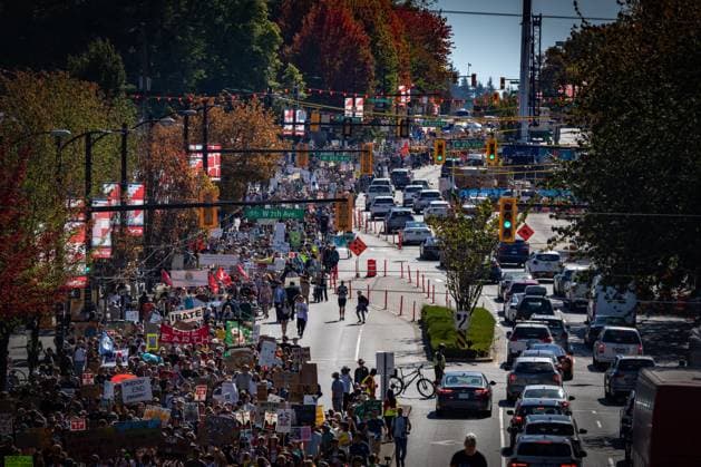 September 15, 2023, VANCOUVER, BC, CANADA: People march down Cambie Street during the Global Climate Strike protest in Vancouver on Friday, September 15, 2023. VANCOUVER CANADA  - ZUMAc35_ 20230915_zaf_c35_106 Copyright: xEthanxCairnsx