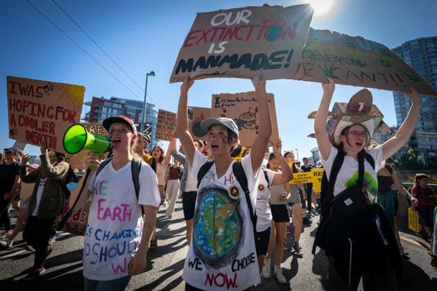September 15, 2023, VANCOUVER, BC, CANADA: People march across Cambie Street Bridge while chanting and cheering during the Global Climate Strike protest in Vancouver on Friday, September 15, 2023. VANCOUVER CANADA  - ZUMAc35_ 20230915_zaf_c35_107 Copyright: xEthanxCairnsx