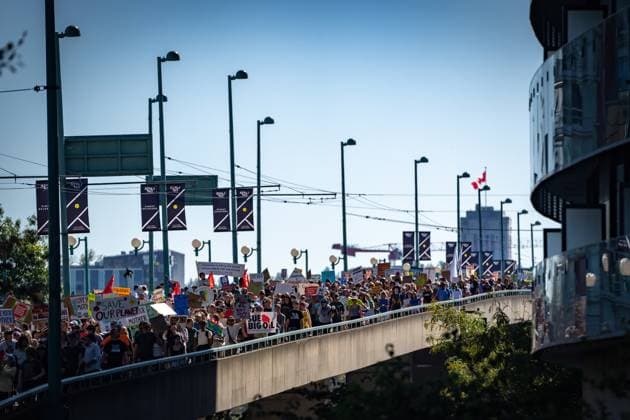 September 15, 2023, VANCOUVER, BC, CANADA: People march across Cambie Street Bridge during the Global Climate Strike protest in Vancouver on Friday, September 15, 2023. VANCOUVER CANADA  - ZUMAc35_ 20230915_zaf_c35_108 Copyright: xEthanxCairnsx