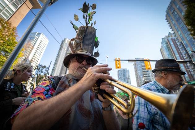 September 15, 2023, VANCOUVER, BC, CANADA: A man playing the trumpet joins in the march during the Global Climate Strike protest in Vancouver on Friday, September 15, 2023. VANCOUVER CANADA  - ZUMAc35_ 20230915_zaf_c35_110 Copyright: xEthanxCairnsx