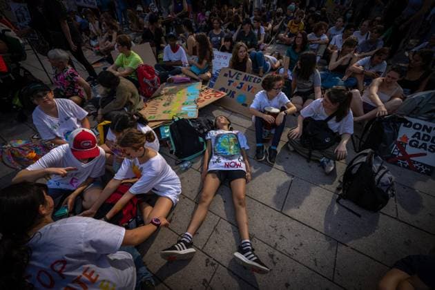 September 15, 2023, VANCOUVER, BC, CANADA: A tired protester lays down for a rest during the Global Climate Strike protest in Vancouver on Friday, September 15, 2023. VANCOUVER CANADA  - ZUMAc35_ 20230915_zaf_c35_116 Copyright: xEthanxCairnsx