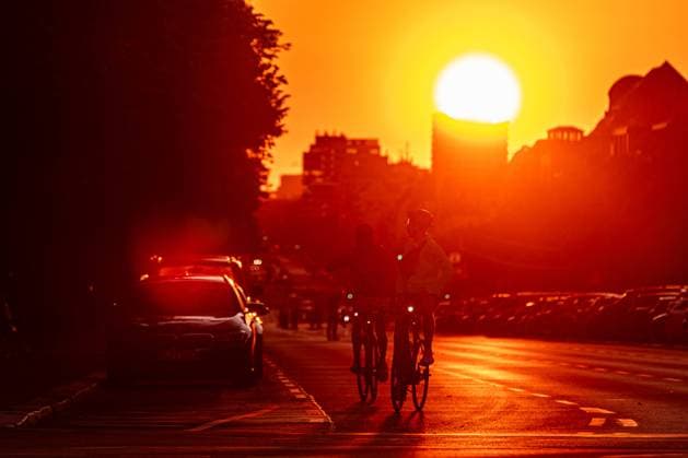 Die aufgehende Sonne über Berlin am 16. September 2023. Fahrräder fahren über den Kaiserdamm. Sonnenaufgang Berlin *** The rising sun over Berlin on 16 September 2023 bicycles riding over Kaiserdamm sunrise Berlin