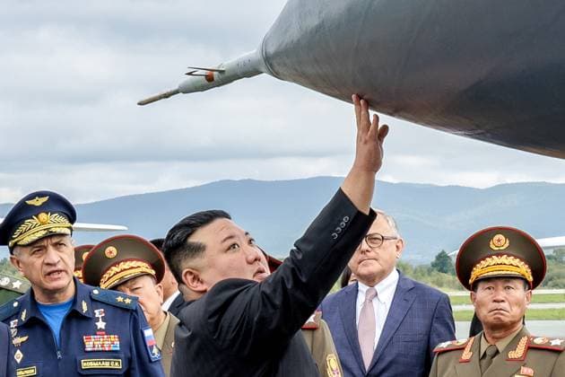 Bilder des Jahres 2023, News 09 September News Themen der Woche KW37 News Bilder des Tages RUSSIA, PRIMORYE REGION - SEPTEMBER 16, 2023: Sergei Kobylash (L), commander of the Russian Aerospace Forces Long-Range Aviation, and North Korea s Supreme Leader Kim Jong Un (C) are seen at Vladivostok International Airport. Vadim Savitsky Russian Defence Ministry Press Office TASS  62226167