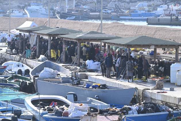 News Themen der Woche KW37 September 16, 2023, LAMPEDUSA: Migrants wait after desembarking in Lampedusa, Island, Italy, 16 September 2023. A record number of migrants and refugees have arrived on the Italian island of Lampedusa in recent days. Lampedusa s city council declared a state of emergency on 13 September evening after a 48-hour continuous influx of migrants. .ANSA CIRO FUSCO SIMBOLICAMIGRANTI SBARCHI LAMPEDUSA LAMPEDUSA  - ZUMAa110 20230916_zaf_a110_005 Copyright: xCiroxFuscox