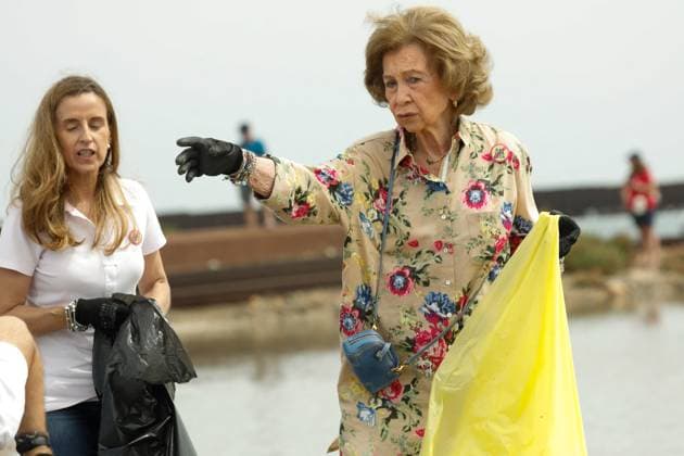 Bilder des Jahres 2023, Entertainment 09 September Entertainment Themen der Woche KW37 Entertaintment Bilder des Tages Queen Sofia at a Clean Beach campaign - Spain Queen Sofia participates in the campaign 1m2 for beaches and seas , on the beach of Caleta del Estacio, on September 16, 2023, in San Javier, Murcia, Region of Murcia (Spain). This initiative is organized by the LIBERA Project of SEO BirdLife, in alliance with Ecoembes. Dona Sofia joins the fight against garbage in a day of awareness and waste collection by the LIBERA team, as well as the Association of Naturalists of the Southeast (ANSE), a partner of the project. Photo by Edu Botella Europa Press ABACAPRESS.COM San Javier, Murcia, Murcia Regio Spain  Copyright: xEuropaxPress ABACAx 867955_001 EuropaxPress ABACAx 867955_001