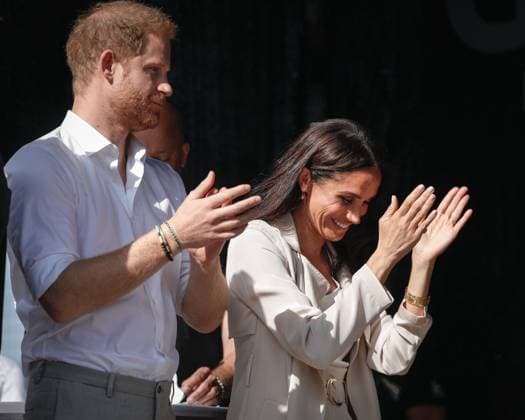Bilder des Jahres 2023, Entertainment 09 September Entertainment Themen der Woche KW37 Harry and Meghan at the swimming medals ceremony, Invictus Games Day 7, Düsseldorf, Germany Düsseldorf, Germany, 16th Sep 2023. Meghan, the Duchess of Sussex and Prince Harry, the Duke of Sussex attend the swimming medals ceremony on stage in the Invictus Village and hand out medals to several of the winners. Day 6 of the Invictus Games Düsseldorf in and around the Merkur Spiel Arena. 21 nations participate in the games this year., Credit:Imageplotter Avalon  Copyright: xImageplotterx xAvalonx 0805724711