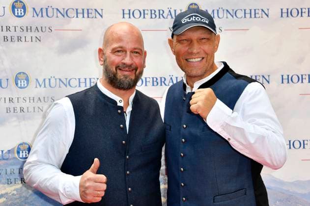 Bilder des Jahres 2023, Entertainment 09 September Entertainment Themen der Woche KW37 Entertaintment Bilder des Tages Björn Schwarz und Axel Schulz beim Wiesn-Anstich zum Oktoberfest 2023 im Hofbräu Berlin. Berlin, 16.09.2023 *** Björn Schwarz and Axel Schulz at the tapping of the Oktoberfest 2023 at the Hofbräu Berlin Berlin, 16 09 2023 Foto:xN.xKubelkax xFuturexImagex wiesn_berlin_3903