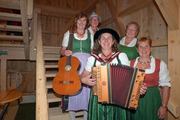 Laakirchner Gstanzlsingen as part of the series Hausmusik Roas , the Salzkammergut Festwochen Gmunden, at the Hoidinger Gut in Laakirchen, on 15 09 2023 The picture shows the Kübelspeck Dirndln 2023 Laakirchner Gstanzlsingen as part of the series Hausmusik Roas , the Salzkammergut Festwochen Gmunden, at the Hoidinger Gut in Laakirchen, on 15 09 2023