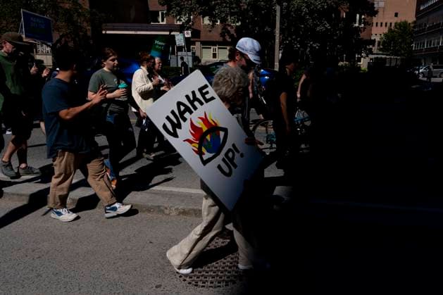September 16, 2023, Toronto, ON, Canada: People participate in a climate protest in Toronto, on Saturday, Sept. 16, 2023. Toronto Canada  - ZUMAc35_ 20230916_zaf_c35_069 Copyright: xSpencerxColbyx