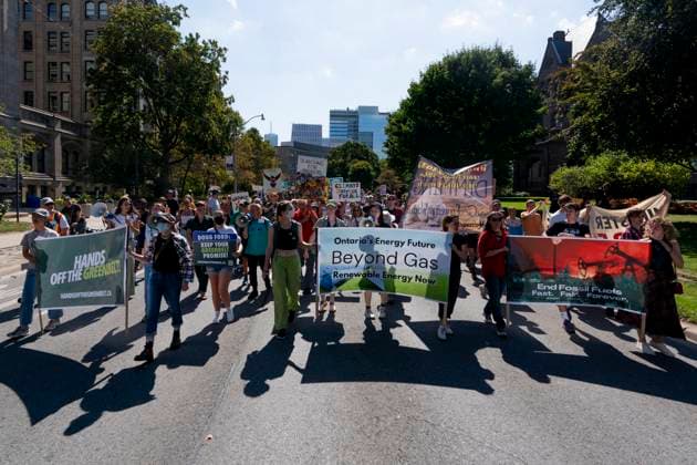 September 16, 2023, Toronto, ON, Canada: People participate in a climate protest in Toronto, on Saturday, Sept. 16, 2023. Toronto Canada  - ZUMAc35_ 20230916_zaf_c35_066 Copyright: xSpencerxColbyx
