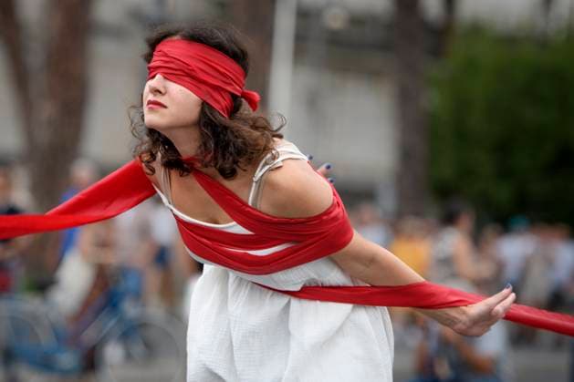 Bilder des Jahres 2023, News 09 September News Themen der Woche KW37 September 16, 2023, Rome, Italy: An Iranian woman blindfolded and with her arms tied with a blood red ribbon in representation of the state of women in Iran during the demonstration to commemorate the death of Mahsa Amini in Rome. Mahsa Amini, arrested in Tehran on 13 September 2022 by the religious police due to failure to comply with the law on compulsory veiling. She died under suspicious circumstances after three days in a coma on 16 September 2022 at the age of 22. Her death has become a symbol of women s status and violence against women under the Islamic Republic of Iran. Rome Italy - ZUMAv147 20230916_zip_v147_013 Copyright: xMarcelloxValerix