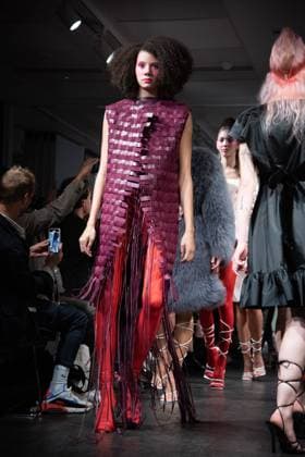 September 16, 2023, London, United Kingdom: A model walks the runway at the Jayne Pierson Ceridwen Catwalk LFW SS24 at the SrataSys in London. London United Kingdom - ZUMAs197 20230916_aaa_s197_150 Copyright: xLoredanaxSangiulianox