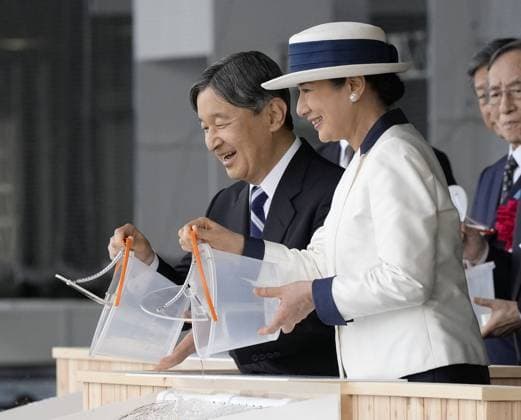 Entertainment Themen der Woche KW37 Entertainment Bilder des Tages Japan imperial couple at fishery promotion event Japanese Emperor Naruhito and Empress Masako release juvenile fish at a fishery industry promotional event on Sept. 17, 2023, in Akkeshi in Hokkaido, northern Japan.  A14AA0001888213P