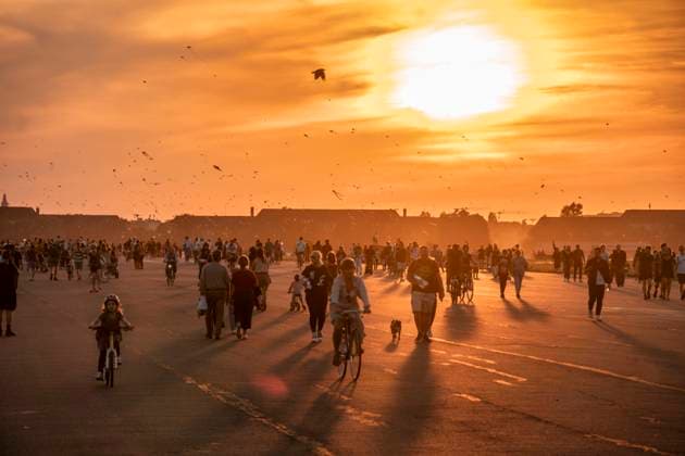 Tempelhofer Feld, Menschen bei Freizeitaktivitäten auf der Startbahn und Landebahn auf dem ehemaligen Flughafen Berlin-Tempelhof, Berlin, Deutschland, Europa Tempelhofer Feld, Menschen bei Freizeitaktivitäten auf der Startbahn und Landebahn auf dem ehemaligen Flughafen Berlin-Tempelhof, Sonnenuntergang, Berlin, Deutschland, Europa *** Tempelhofer Feld, people doing leisure activities on the runway at the former Berlin Tempelhof Airport, Berlin, Germany, Europe Tempelhofer Feld, people doing leisure activities on the runway at the former Berlin Tempelhof Airport, sunset, Berlin, Germany, Europe