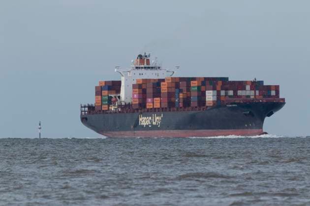  Das Containerschiff Missouri Express der Reederei Hapag-Lloyd bei der Einfahrt in die Elbe in Cuxhaven, Nordseeküste, Niedersachsen, Deutschland, Europa *** the Container ship Missouri Express the Shipping company Hapag Lloyd at the Entrance in the Elbe in Cuxhaven, North Sea coast, Lower Saxony, Germany, Europe Copyright: imageBROKER/ChristopherxTamcke ibltam09632463.jpg