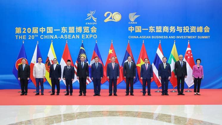 Bilder des Jahres 2023, News 09 September News Themen der Woche KW37 News Bilder des Tages (230917) -- NANNING, Sept. 17, 2023 -- Chinese Premier Li Qiang poses for a group photo with guests before the opening ceremony of the 20th China-ASEAN Expo and the 20th China-ASEAN Business and Investment Summit in Nanning, the capital of south China s Guangxi Zhuang Autonomous Region, Sept. 17, 2023. Li attended and addressed the opening ceremony here on Sunday. ) CHINA-ASEAN EXPO-LI QIANG-OPENING CEREMONY (CN) LiuxBin 