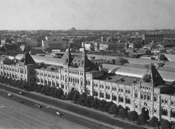 State Department Store (GUM) in Moscow 1122694 01.08.1954 The building of the State Department Store (GUM) in Moscow, 1954. Dmitry Sputnik Moscow Russia  Copyright: xDmitryx