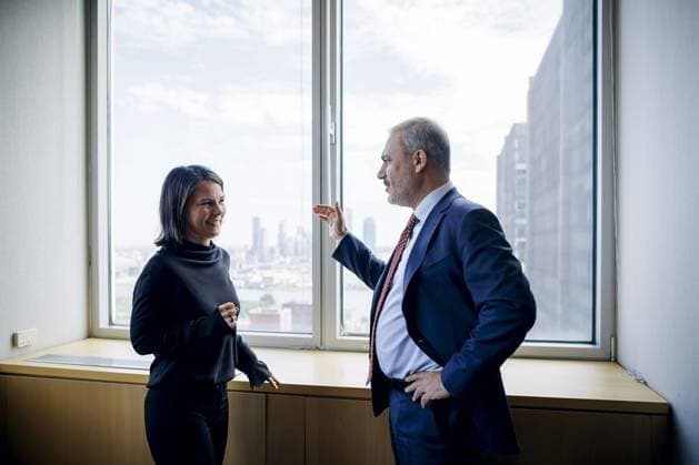 Bilder des Jahres 2023, News 09 September News Themen der Woche KW37 News Bilder des Tages Annalena Baerbock (Buendnis 90 Die Gruenen), Bundesaussenministerin, trifft am Rande der UN-Generalversammlung den Aussenminister der Tuerkei, Hakan Fidan. New York City, 17.09.2023. New York City United States *** Annalena Baerbock Buendnis 90 Die Gruenen , Federal Minister of Foreign Affairs, meets the Foreign Minister of Turkey, Hakan Fidan New York City, 17 09 2023 New York City United States Copyright: xThomasxTrutschelx